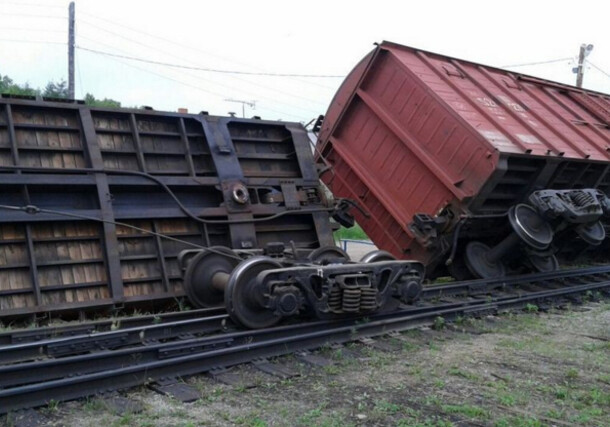 Перевернулись 3 грузовых вагона, перевозившие в Азербайджан сахар