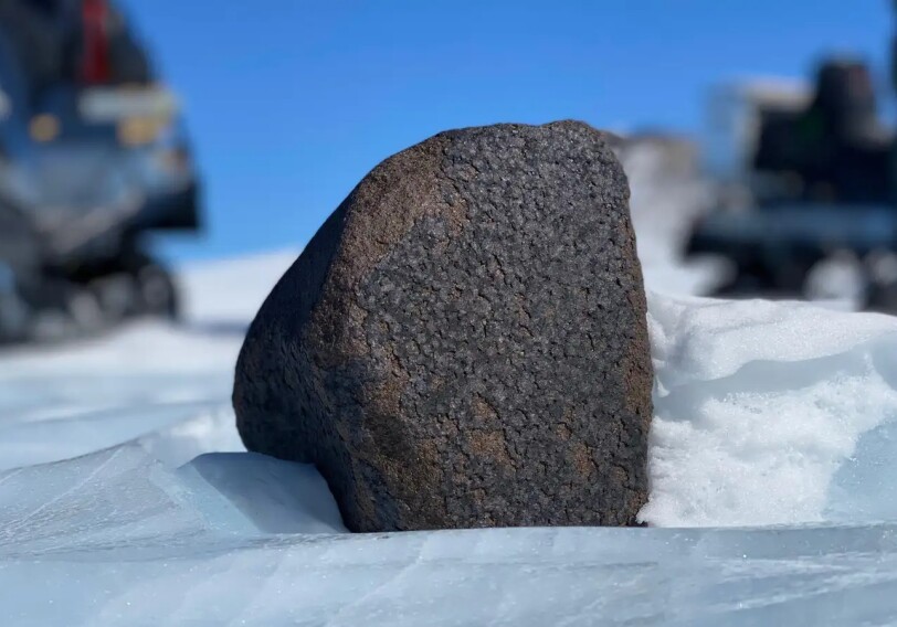 Геологи нашли в Антарктиде редкий черный метеорит
