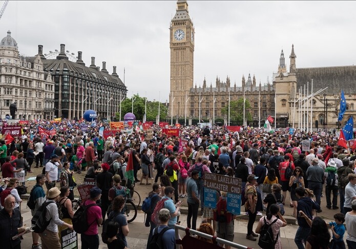 Британию охватила самая массовая забастовка за последнее десятилетие
