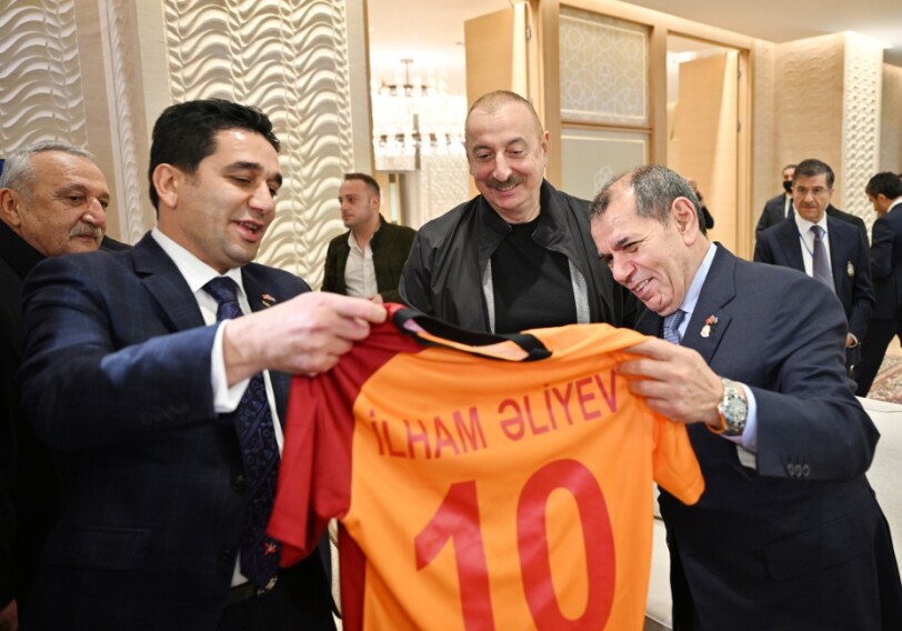 Президент ф/к «Галатасарай» подарил президенту Азербайджана форму клуба с номером 10 (Фото)