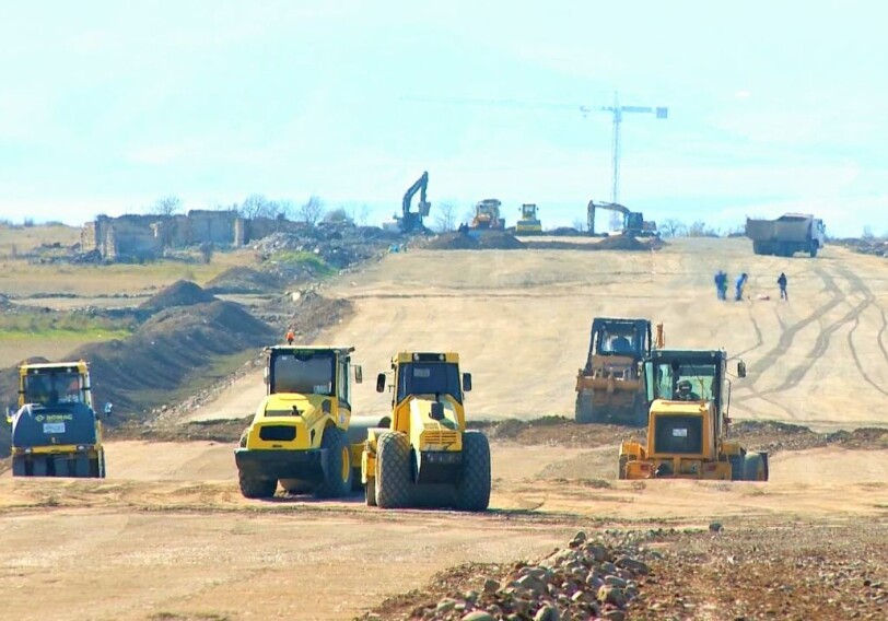 На освобожденных территориях Азербайджана продолжается проектирование и строительство 17 автодорог