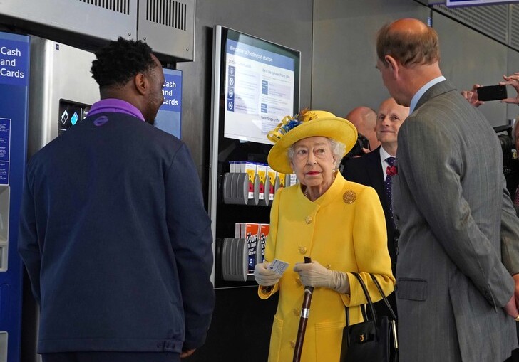 Елизавета II спустилась в метро (Фото-Видео)