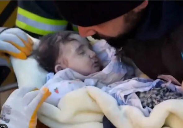В Турции годовалого ребенка спасли из-под завалов спустя 53 часа (Видео) 