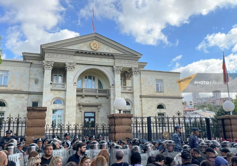 Оппозиция заблокировала резиденцию президента Армении