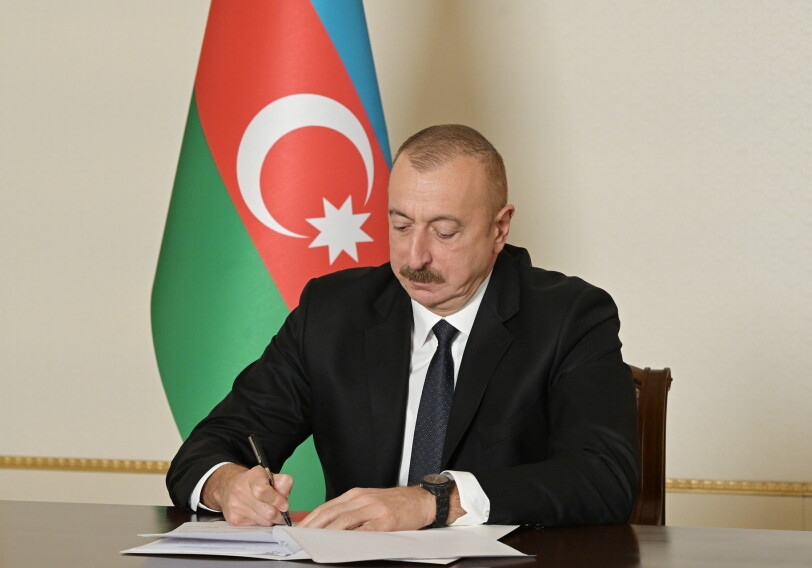 Президент Азербайджана подписал распоряжение в связи с госслужбой