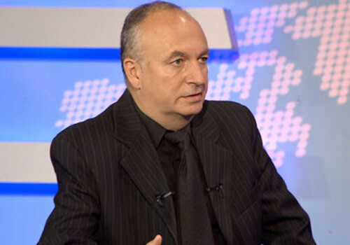 «Пашиняну необходимо идти на прямые переговоры с Баку, а не метаться в поисках внешней поддержки» - Агаджанов