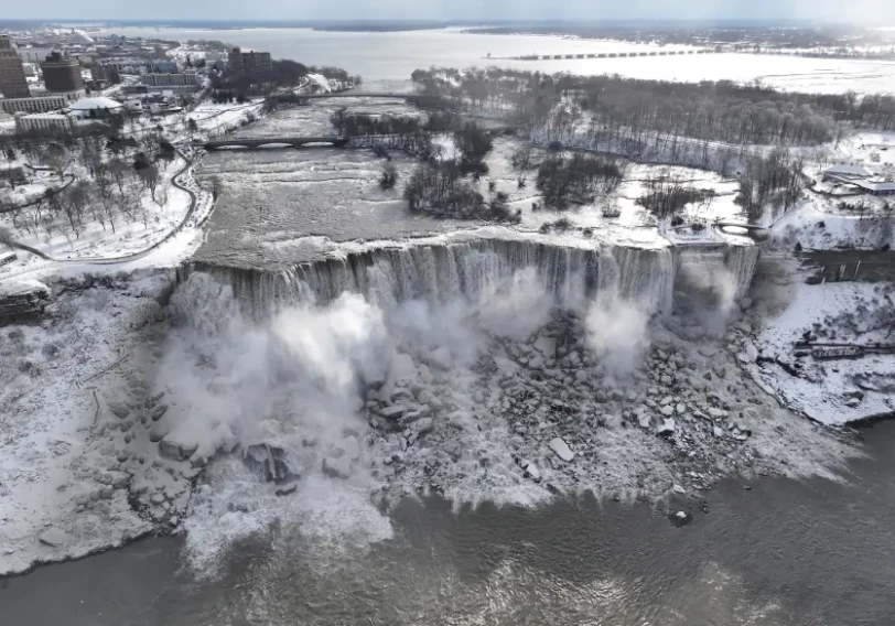 Ниагарский водопад покрылся льдом (Видео)