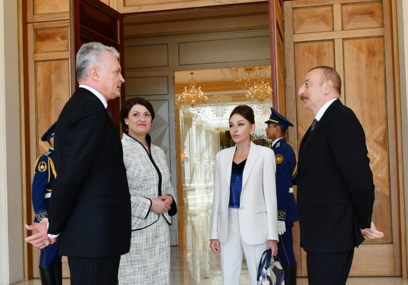 От имени Ильхама Алиева и Мехрибан Алиевой дан официальный прием в честь Президента Литвы и его супруги (Фото)