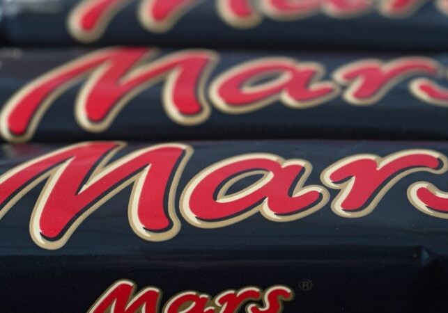 Обертку к шоколадным батончикам «Марс» начали делать из бумаги вместо пластика