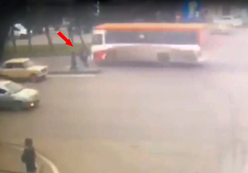 Автобус в Баку сбил школьника (Фото-Видео)