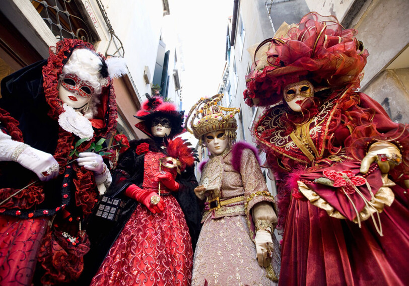 В Венецию после пандемийной паузы вернулся знаменитый карнавал