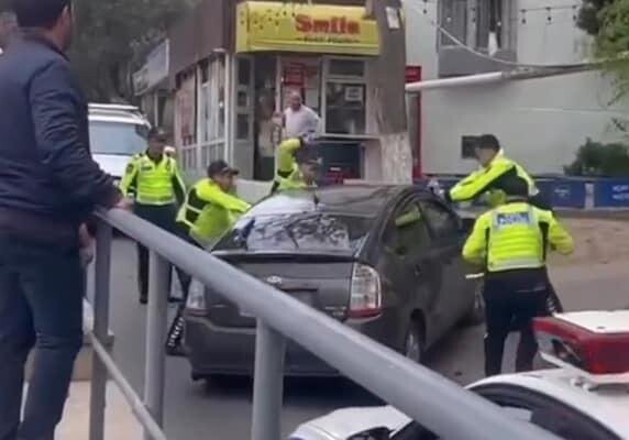 В Баку водитель протаранил полицейские машины (Видео)