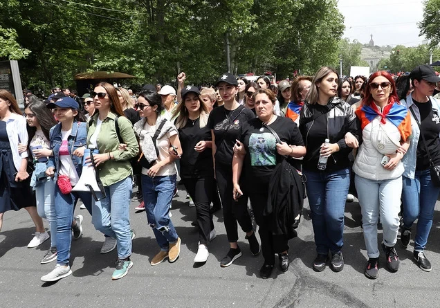 В Ереване проходит протестное шествие женщин