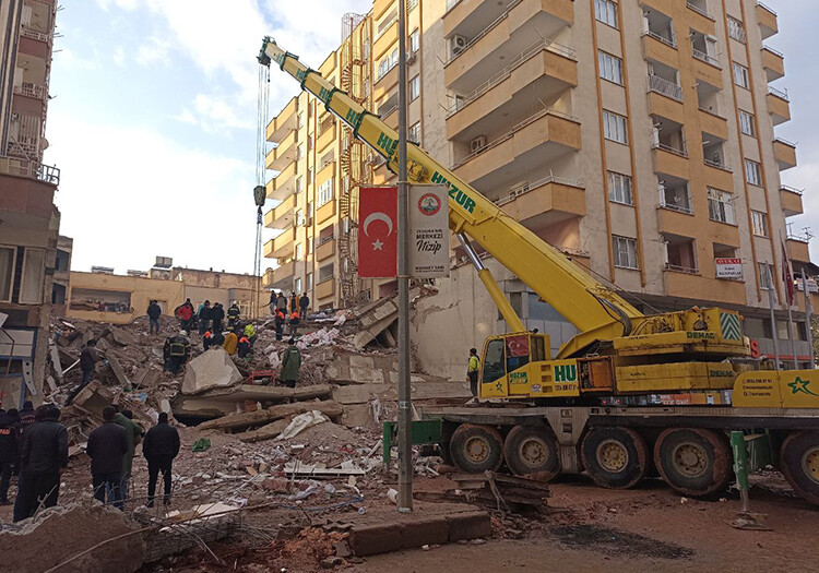 В Турции спустя 28 часов из-под завалов вытащили женщину с тремя детьми (Видео)