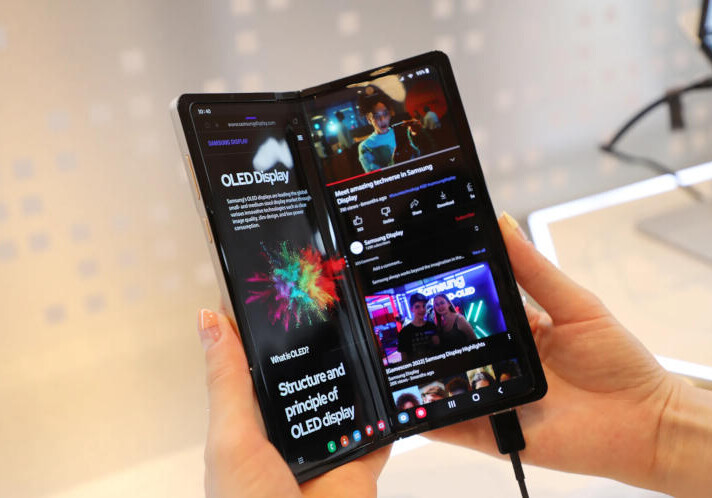 Samsung показала смартфон, который складывается как внутрь, так и ...