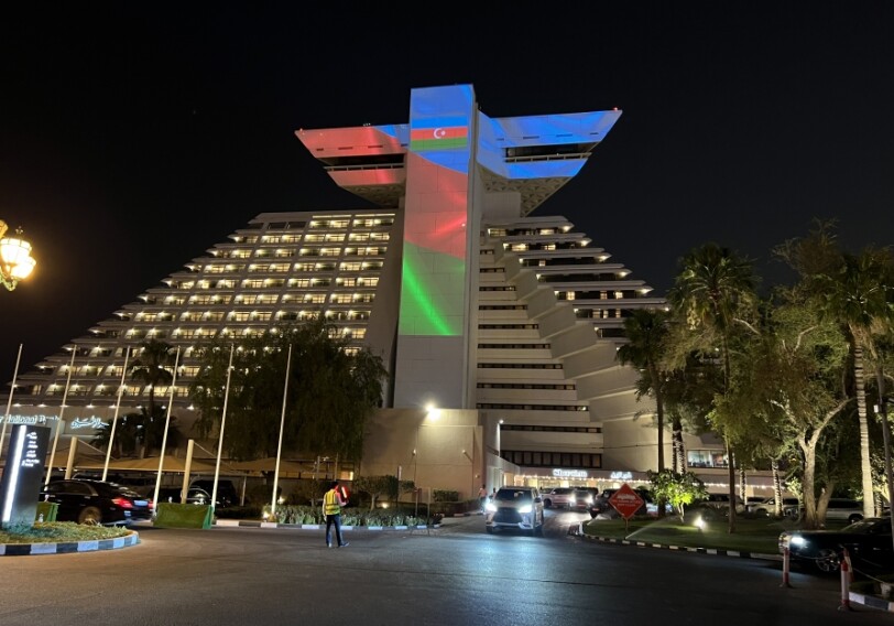 Здание отеля «Шератон» в столице Катара расцвечено в цвета азербайджанского флага