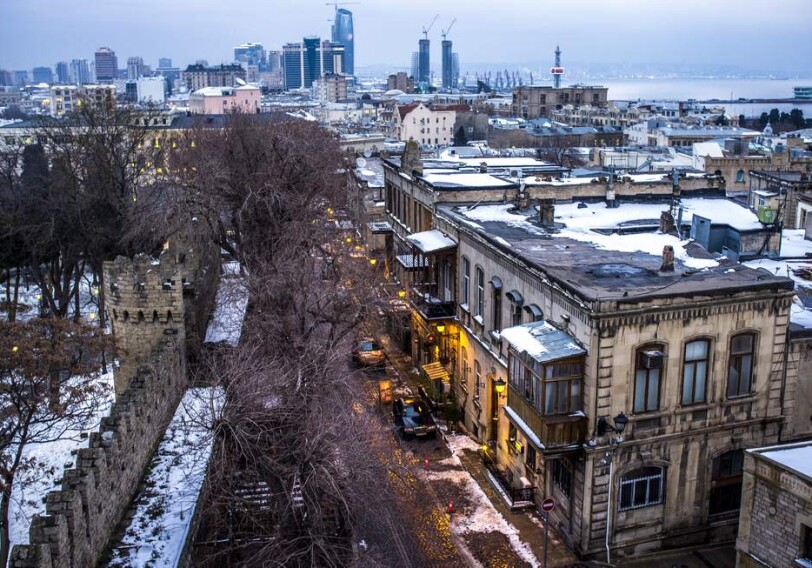 Видим улицы под снегом и не узнаем Баку…