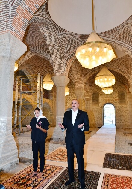 Ильхам Алиев и Мехрибан Алиева посетили в Шуше мечеть Юхары Говхар Ага (Фото-Обновлено)