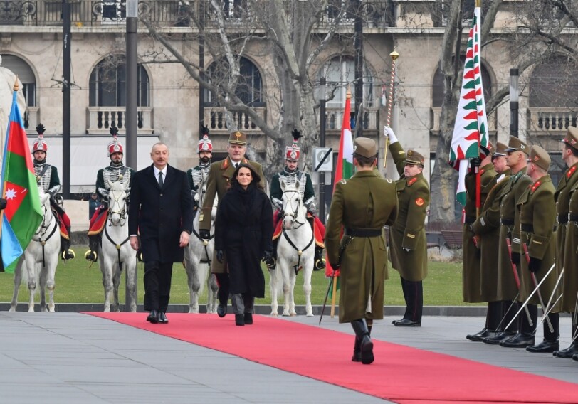 В Будапеште состоялась церемония официальной встречи Президента Азербайджана (Фото)