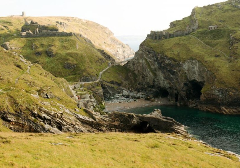В Великобритании из-за климатического кризиса может рухнуть в море замок, где зачали короля Артура