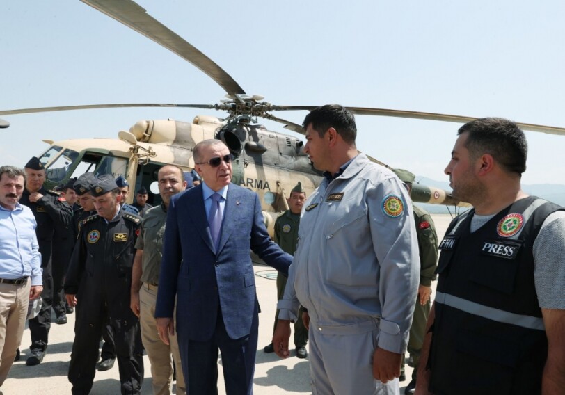 Президент Турции встретился с экипажем самолета-амфибии МЧС Азербайджана (Фото)