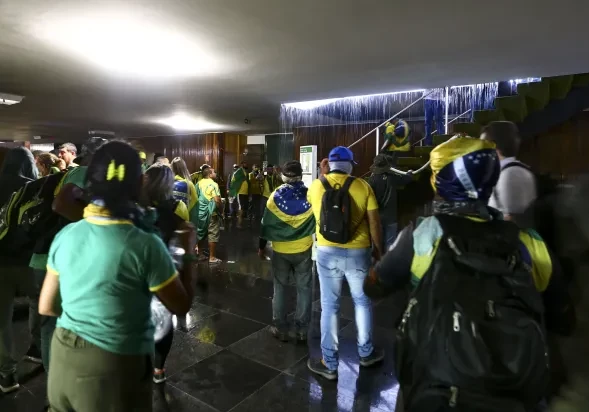 Сторонники экс-президента Бразилии ворвались в здание парламента (Фото-Видео)