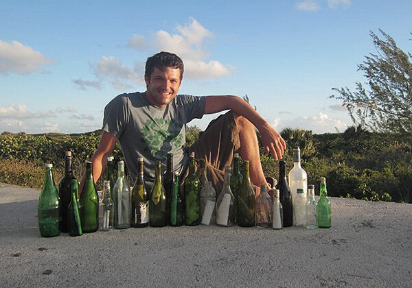 Странное хобби: американец нашел в море 100 посланий в бутылках (Фото)