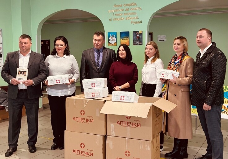 SOCAR подарила медицинские наборы школьникам в Украине (Фото)