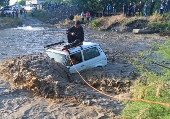 В Хачмазском районе спасли водителя застрявшего в реке автомобиля (Фото-Видео)