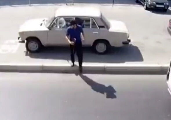 Момент кражи из автомобиля попал на камеру наблюдения (Видео)