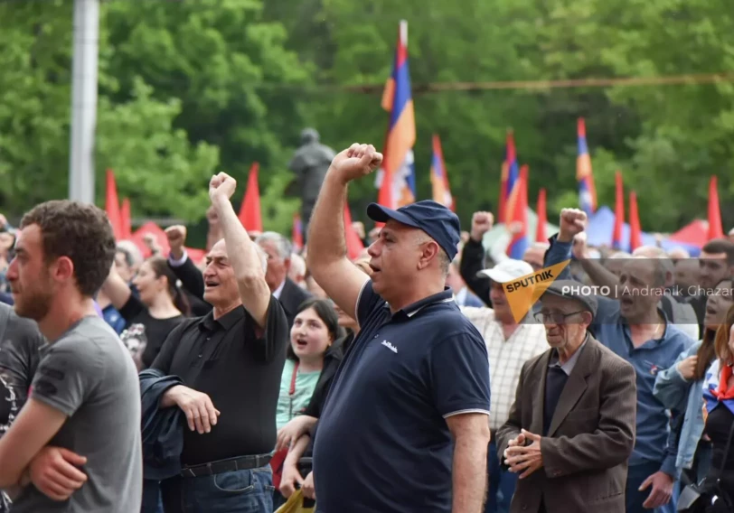 Армянская оппозиция проводит шествие в Ереване