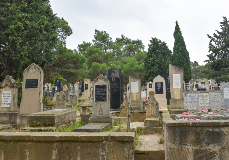 На кладбище в бакинском поселке разрушили могильные плиты