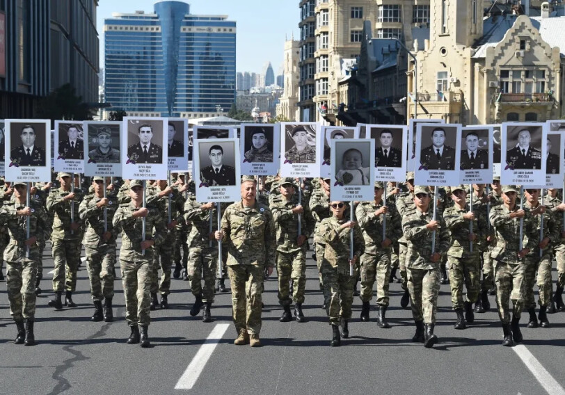 C высоко поднятой головой   