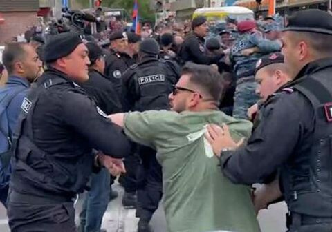 В Ереване произошла стычка между полицией и протестующими