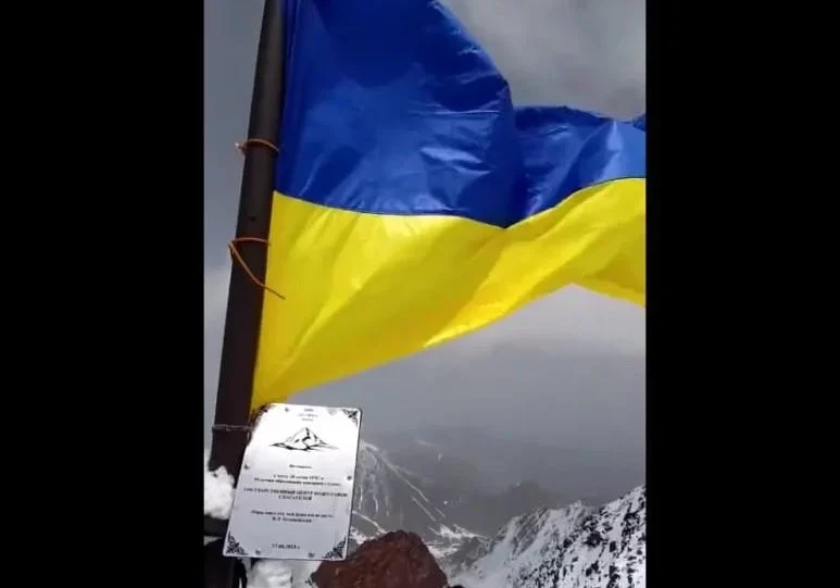 В Кыргызстане на пике имени Путина установили флаг Украины (Видео)