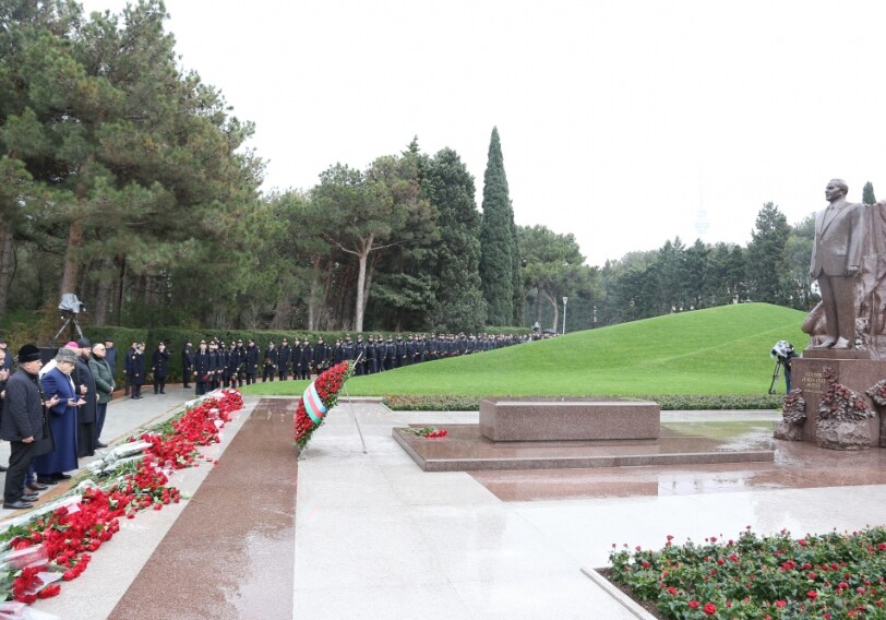 Руководители религиозных конфессий в Азербайджане посетили могилу великого лидера (Фото)