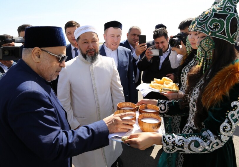 Аллахшукюр Пашазаде прибыл с визитом в Казахстан (Фото)