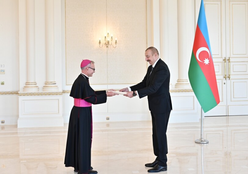 Ильхам Алиев принял верительные грамоты новоназначенного посла Ватикана в Азербайджане (Фото-Обновлено)