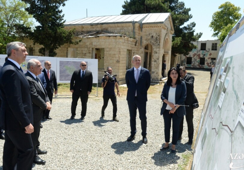 Делегация во главе с Али Асадовым и Самиром Нуриевым посетила освобожденные от оккупации территории (Фото)