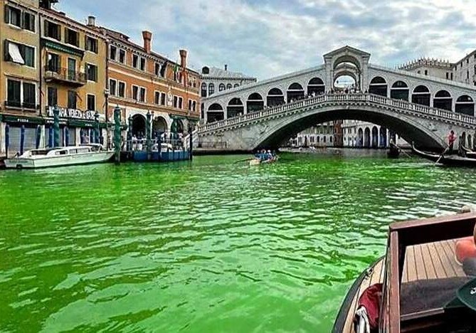 Вода Гранд-канала в Венеции окрасилась в ярко-зеленый цвет (Видео)