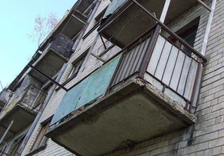В Баку ребенок скончался в результате падения с четвертого этажа