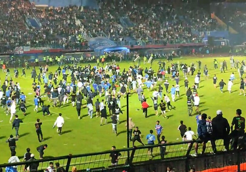 Более 170 человек погибли во время беспорядков на стадионе в Индонезии (Видео-Обновлено)