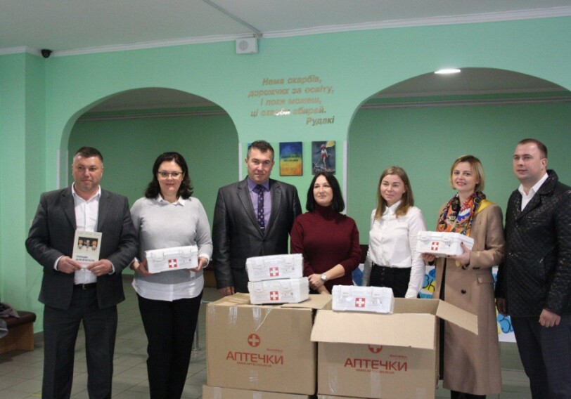 SOCAR Energy Ukraine обеспечила украинских школьников аптечками для спасения в случае опасности (Фото)