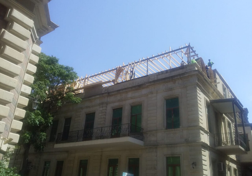 В Баку демонтируют мансарду, незаконно построенную в историческом здании (Фото)