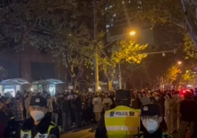 Жители Пекина и Шанхая протестуют против жестких антиковидных мер (Фото-Видео)