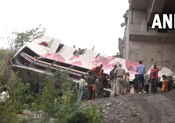 Пассажирский автобус рухнул в ущелье в Индии, погибли 10 человек