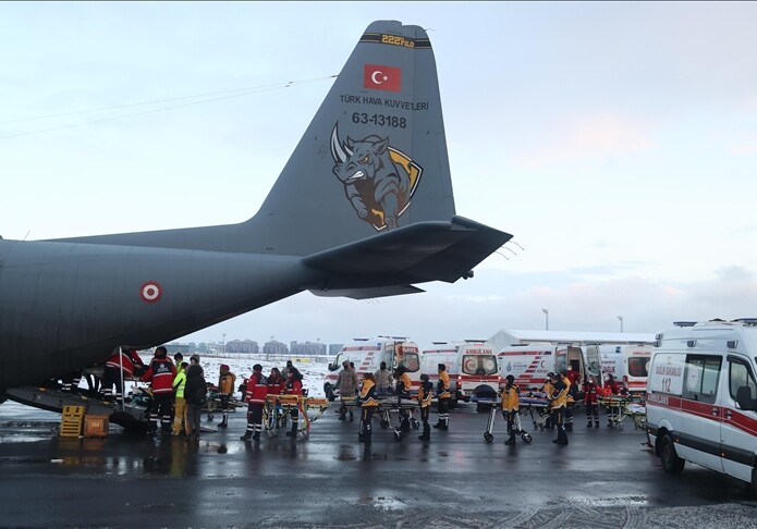 Самолет ВС Турции доставил в Стамбул 31 раненого из зоны бедствия