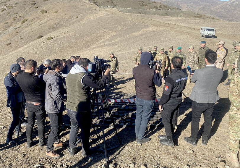 Военные атташе и журналисты выехали на осмотр минного поля в направлении вершины Сарыбаба