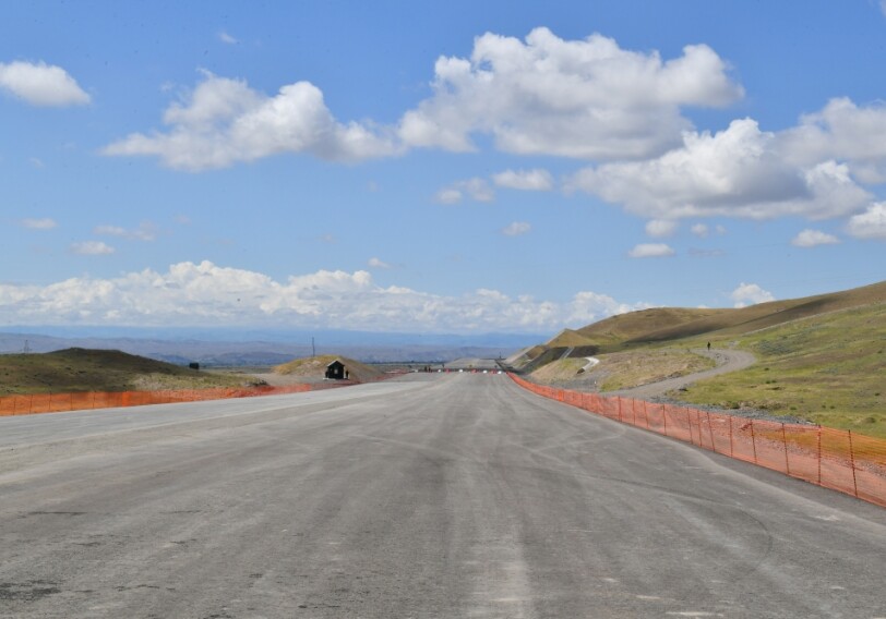 Ильхам Алиев и Мехрибан Алиева ознакомились со строительством автодороги Горадиз-Джебраил-Зангилан-Агбенд (Фото)