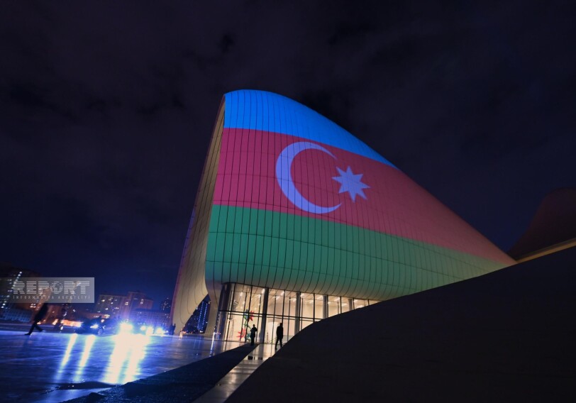 Центр Гейдара Алиева освещен цветами турецкого флага (Фото)